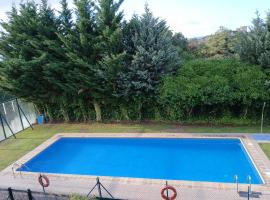 Merinna- Chalet piscina padel, hotel i Medina de Pomar