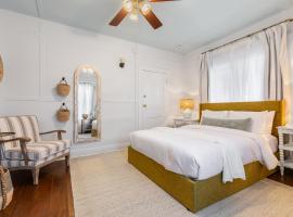 THE GATO ROOM at Inn on Fleming Key West!, homestay in Key West