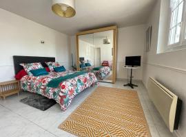 Cosy one bedroom flat with terrace，位于圣吕奈尔的酒店