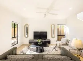 Grand Luxe Oasis Prime Location Balcony and Patio