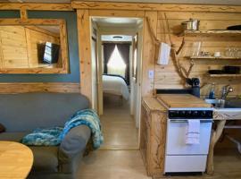 King Suite with a Full Kitchen and Balcony at the Cedaredge Lodge, hotel em Cedaredge