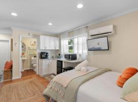 Cosy And Stylish Studio East Delray Beach, hotel in Delray Beach