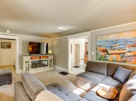 Home Close to Downtown Frankfort, Walk to Beach!, hotel na praia em Frankfort