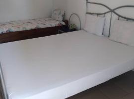 Le Ca&iuml;c&eacute;drat Lodge, pet-friendly hotel in Sokone