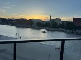 Bulwary nad Odrą Apartments z widokiem na rzekę Odrę i prywatnym miejscem parkingowym