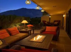 Chic, Walkable Desert Retreat - Private and Serene