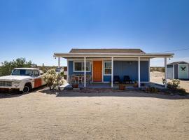 Boho Bungalow with Hot Tub 16 Mi to Joshua Tree NP, hótel í Sunfair Heights