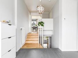 Modern stor & ljus villa nära centrum, ξενοδοχείο σε Växjö