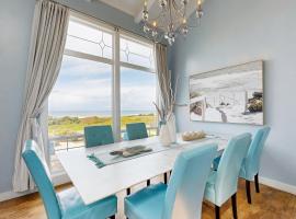 Oceanfront Home with Hot Tub Beach Access Deck, hôtel à Fort Bragg