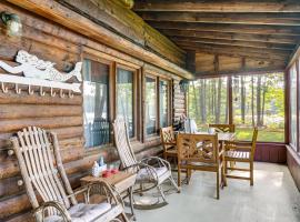 Lakeside Log Cabin with Porch in Monadnock Region، فندق في Rindge