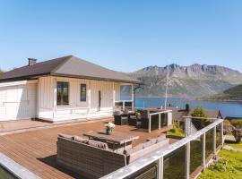 Spacious Waterfront Gem - Panoramic View - Terrace, villa en Fjordg&aring;rd