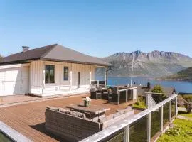 Spacious Waterfront Gem - Panoramic View - Terrace