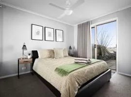 Sunbury on the hill close to airport with wifi pet friendly