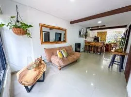 Family Home, 3 minutes from the Airport, parking