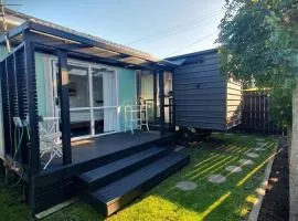 Cozy Tiny House in Garden Setting, 3 Minute Drive to Back Beach