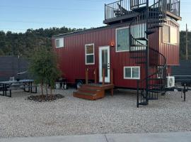 Addies Place Lodge Tiny Home near Zion National Park, chata v destinaci Apple Valley