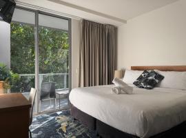 Parkview Studio at Harbour Lights, hotel with hot tubs in Cairns