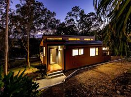 Amara Grove Brisbane Cottage - Come Home to Calm, hotel with hot tubs in Eatons Hill