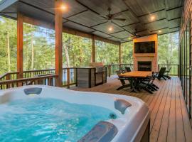 Riverside Retreat | Hot Tub, Riverfront, Sleeps 14, Hotel in Broken Bow
