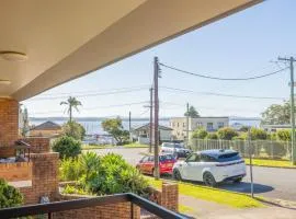 Capriosca 3, 2 Donald St - water views, linen and 5 minutes walk into town