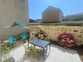 Bel appartement tout équipé! Proche des parcs, avec sa cour privative et sa place de parking sécurisée à 450 m du logement