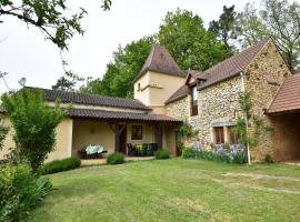 Holiday home with private garden、Cazalsのホテル
