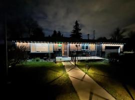 Luxurious Air Conditioned Inner City Bungalow, hotel i Calgary