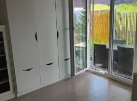Zimmer mit eigenem Gartensitzplatz und Bad