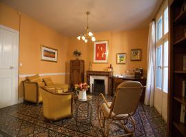 Old wine storehouse with terrace and garden, hotel in Puimisson
