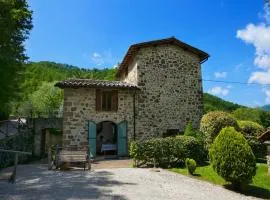 Holiday house overlooking lake near Tuscany