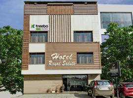 Hotel Royal Salute Near Bus Stand Zirakpur Chandigarh, hotel in Zirakpur