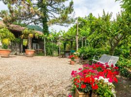 Cosy Farmhouse in Bacchereto with Swimming Pool, hotel a Carmignano