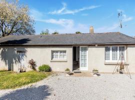 Charming Home with Orchard, hotel in Tamerville