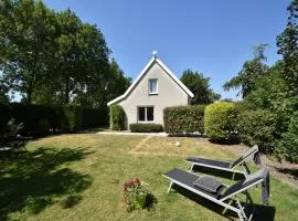 Cozy Holiday Home in Zonnemaire near lakebeach