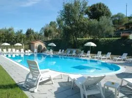 Air-conditioned flat with pool and wellness area