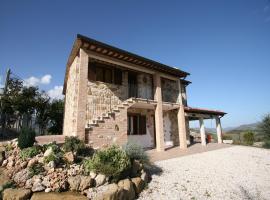 Timeless villa in Cagli with garden and swimming pool, hotel a Cagli