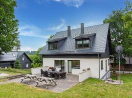 Spacious semi-detached house with wood stove located directly on the Rennsteig, hôtel à Eisfeld