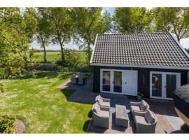 Family house with an ideal location, private terrace, garden and sauna, hotel en Vrouwenpolder