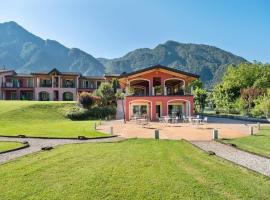 Spacious apartment in Idro with shared pool, hotel en Crone