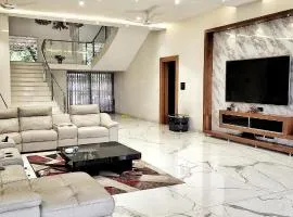 Lakeview MansionPrivate Pool3Acre Luxury 6BHK