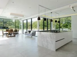 Swallow Fields Old Barn by Eason Stays - Luxury Barn with Private Driveway, Huge Garden and Cinema Room with 360 Surround Sound