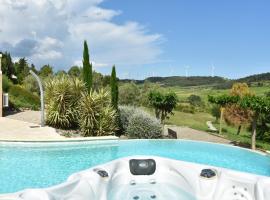 Villa with heated pool, jacuzzi, sports field and stunning views, hotel v destinaci Montbrun-des-Corbières