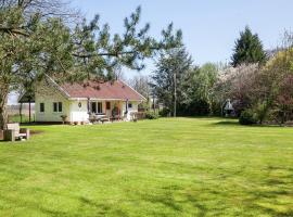 Family residence with large garden, Hotel in Heino