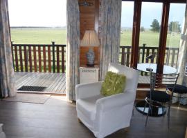 Spacious cottage with sauna looking out on astonishing grasslands, hotel v destinaci Brookland