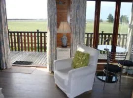 Spacious cottage with sauna looking out on astonishing grasslands
