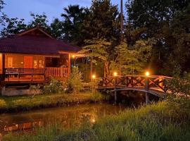 Thai wooden house near the pond Mountain View Chiang mai, hotel em Ban Muang Wa
