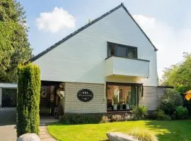 Cozy villa with wellness tub, sauna and garden