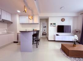 Bright & Cozy High-Rise Condo, דירת קונדו בPulong Cacawate