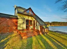 Holiday house by the lake with a fireplace