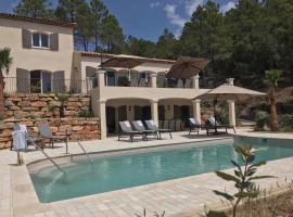 Contemporary villa with swimming pool, hotel i Emponse